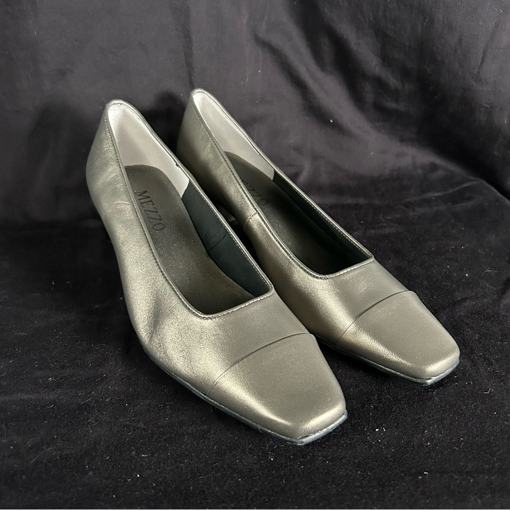 Mezzo by Vaneli Vintage Leather Heel Pumps